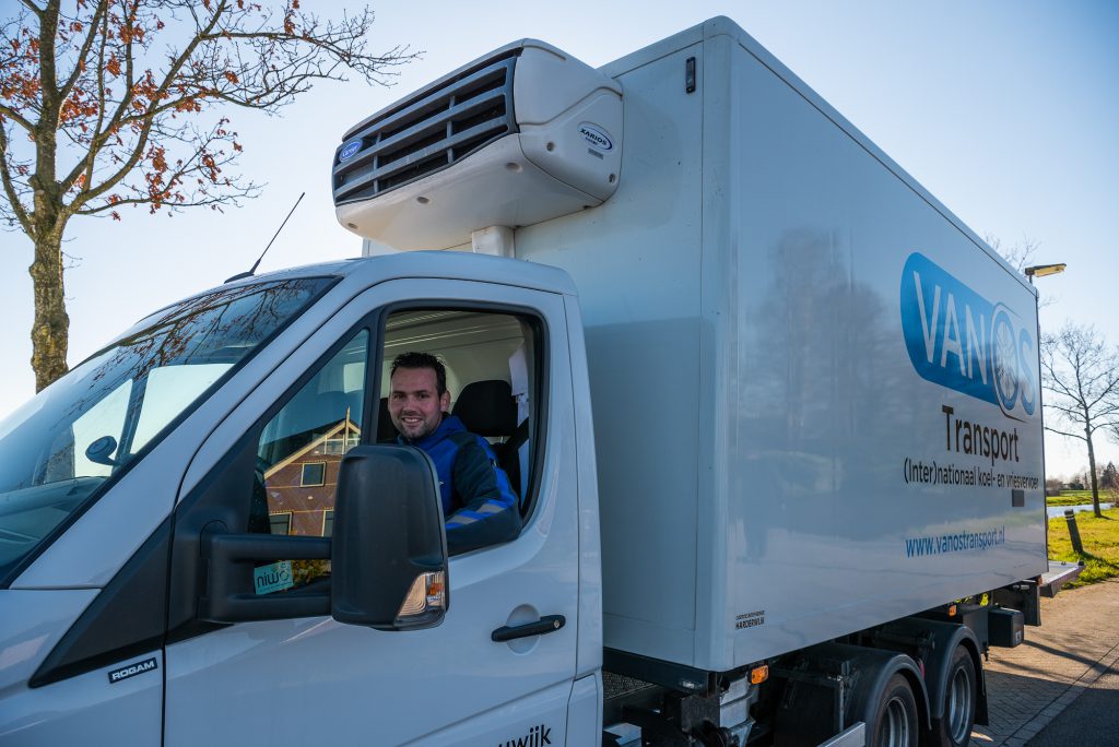 vrachtwagenchauffeur in vrachtwagen